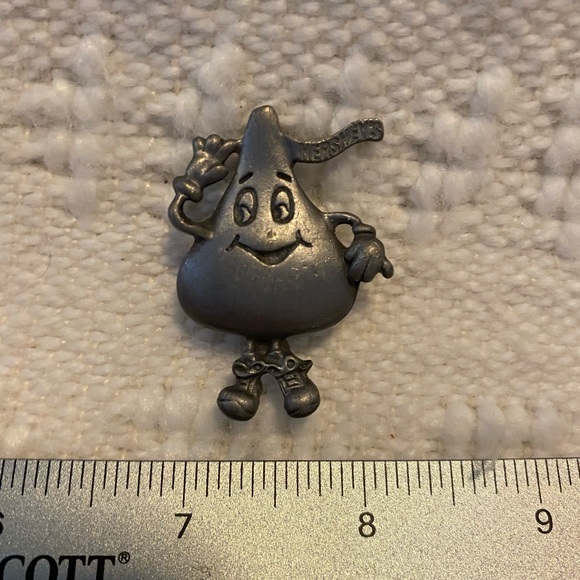 ⚫️ Vintage Hershey KISS pewter pin Super Cute! - Picture 2 of 3